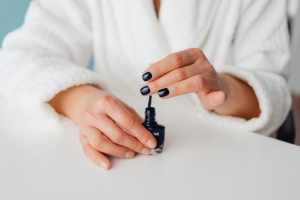 How long do acrylic nails last